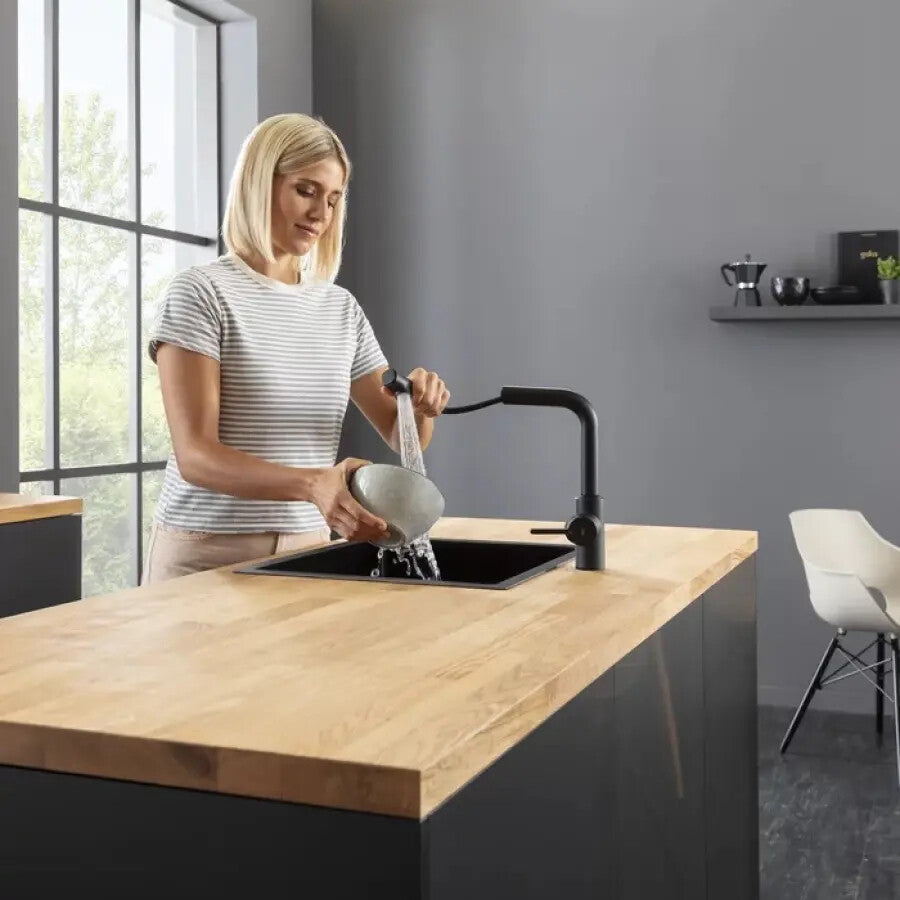 Η ελβετική μπαταρία κουζίνας KWC FIT με αποσπώμενο ντουσάκι 2 ροών με το πάτημα ενός κουμπιού (PowerClean) . Κορυφαία εργονομία & εύκολη εγκατάσταση